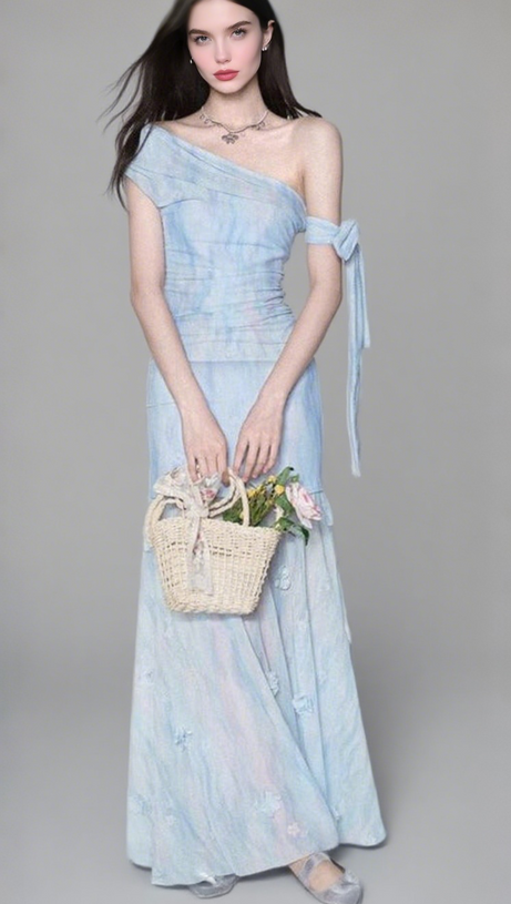 Rosalind – Schmal geschnittenes Maxikleid mit One-Shoulder-Träger und Plissee in Blau