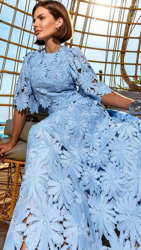 Zweiteiliges Set aus besticktem Spitzenoberteil und Maxirock in Blau