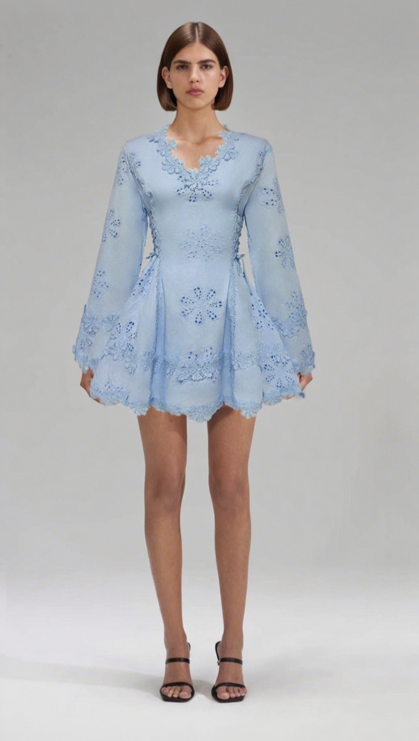 Minikleid mit Blumenstickerei und Hohlsaum in Weiß