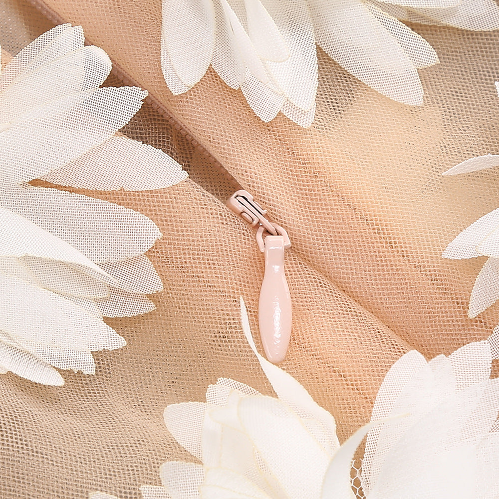 Minikleid mit Blumenverzierung in Weiß