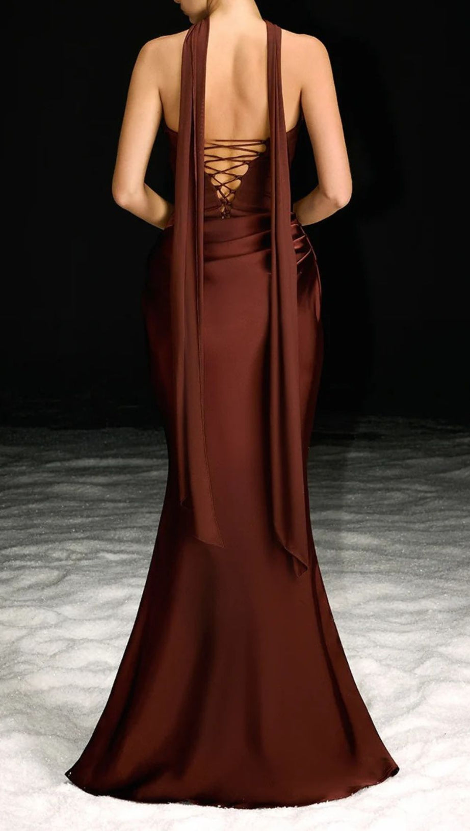 Navarra Glamour: Strapless Ruched Maxi Gown with Flowing Scarf