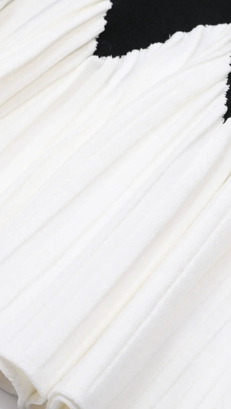 Julinka Chic Two-Tone Knit Pleated Mini Dress | Black & White Scallop Design