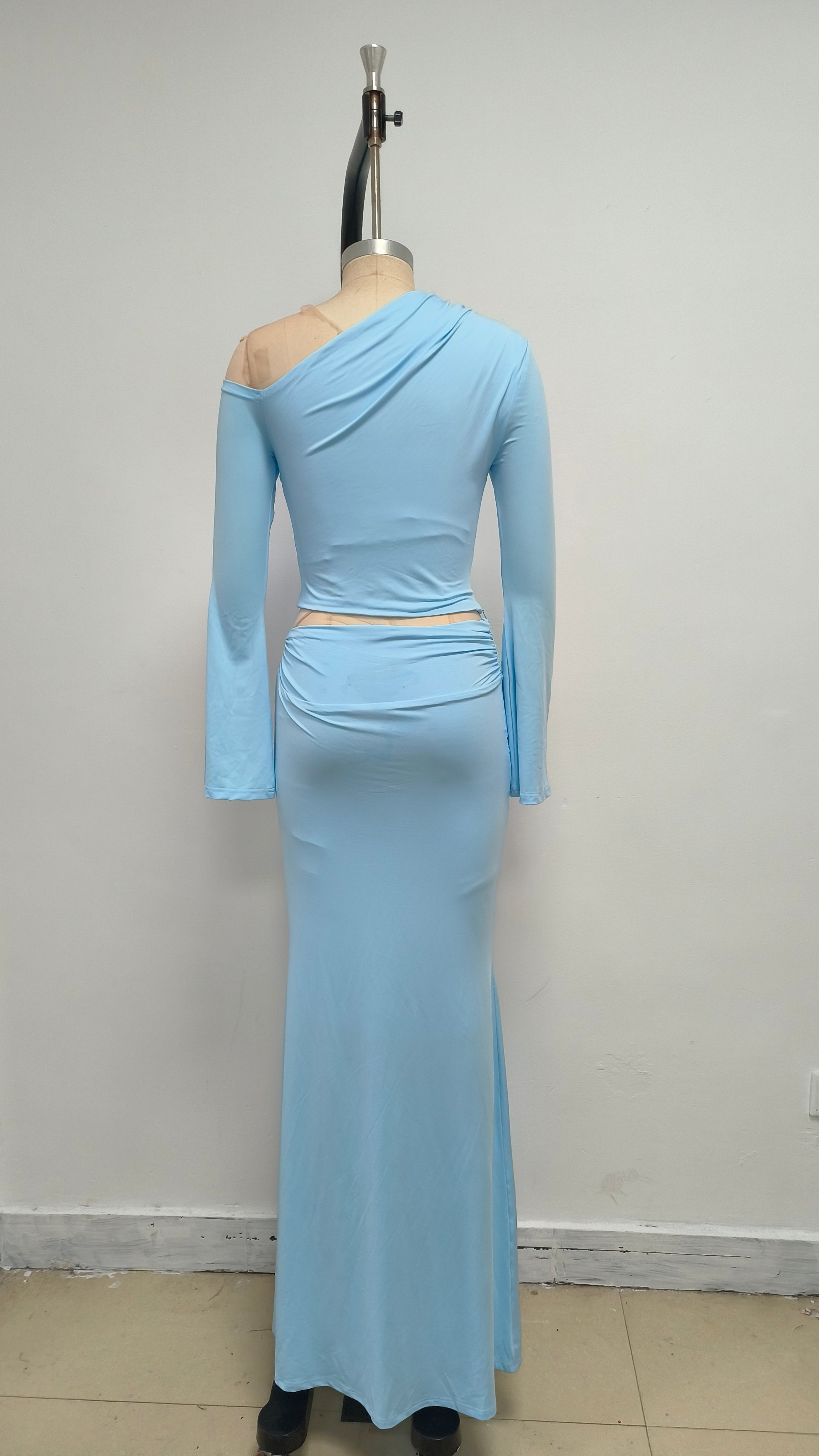 Blauer Anzug mit schrägem Kragen und hoher Taille und schmalem, langem Rock 