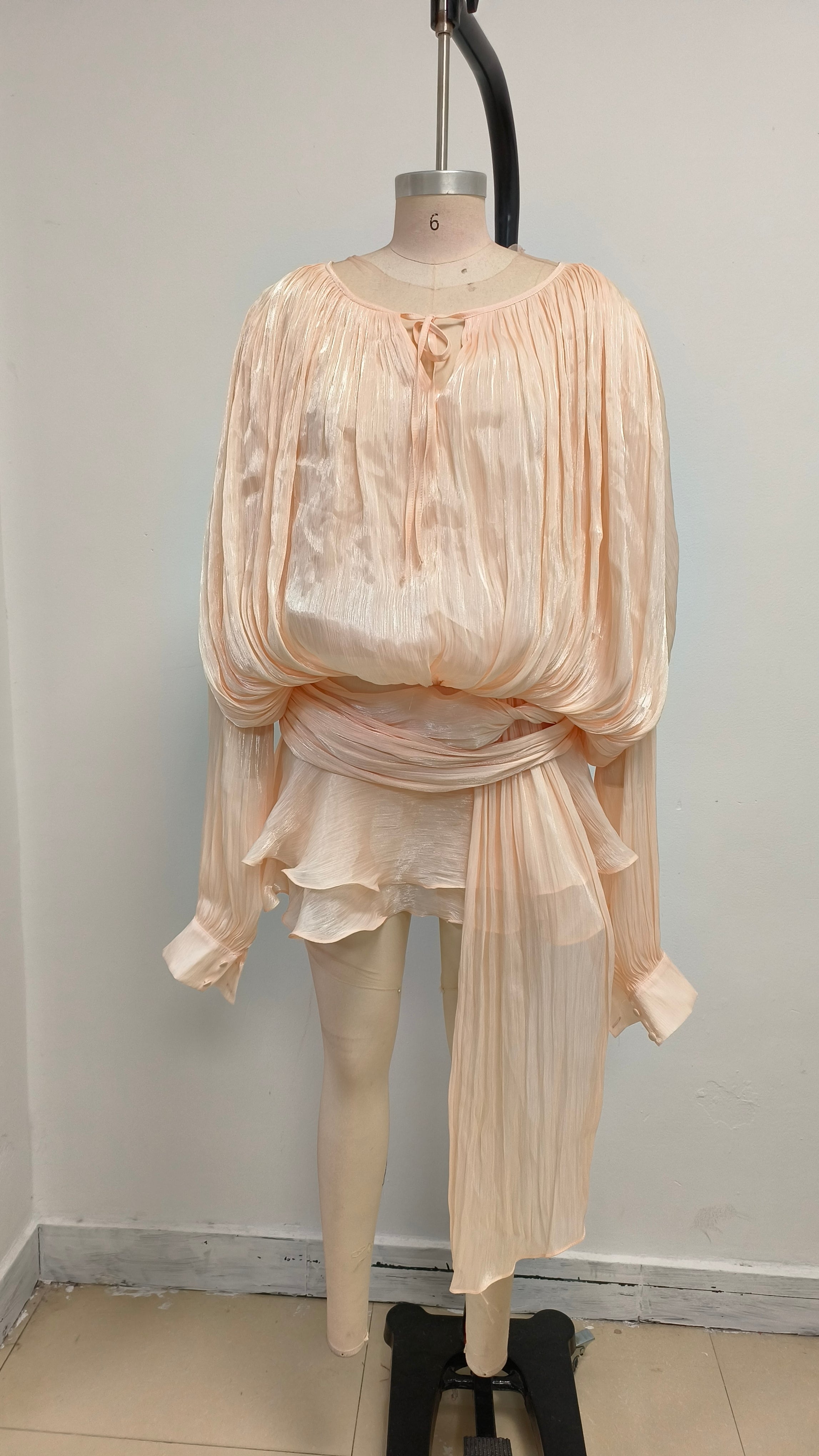 Aprikosenfarbenes, langärmliges Minikleid mit Schleife 