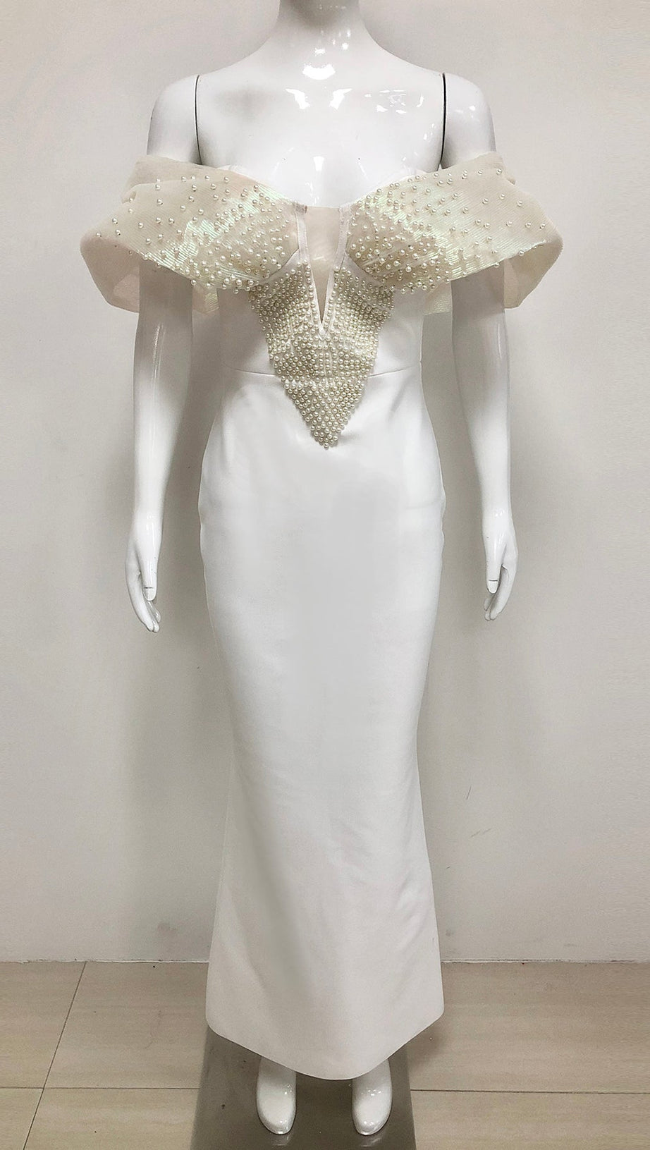 Schulterfreies, figurbetontes Maxikleid mit Perlenverzierung in Weiß