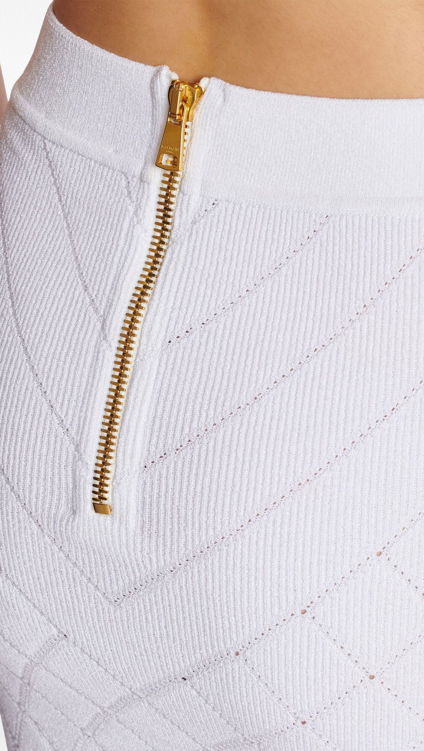 WEISSER MINIROCK AUS STRICK MIT KNÖPFEN 