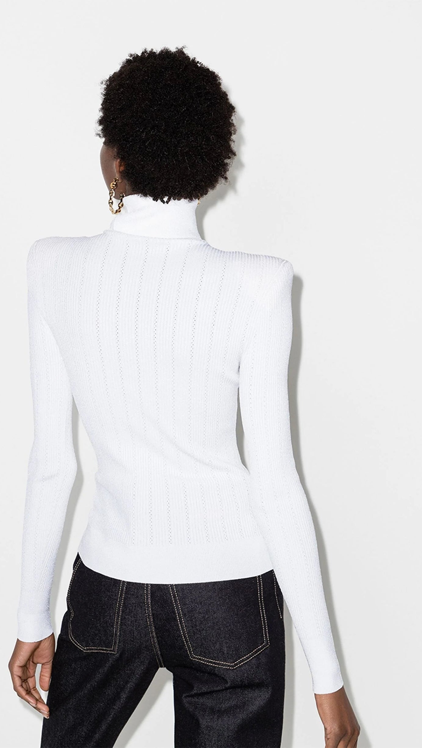 WEISSER RIPPPULLOVER MIT ROLLKRAGEN 
