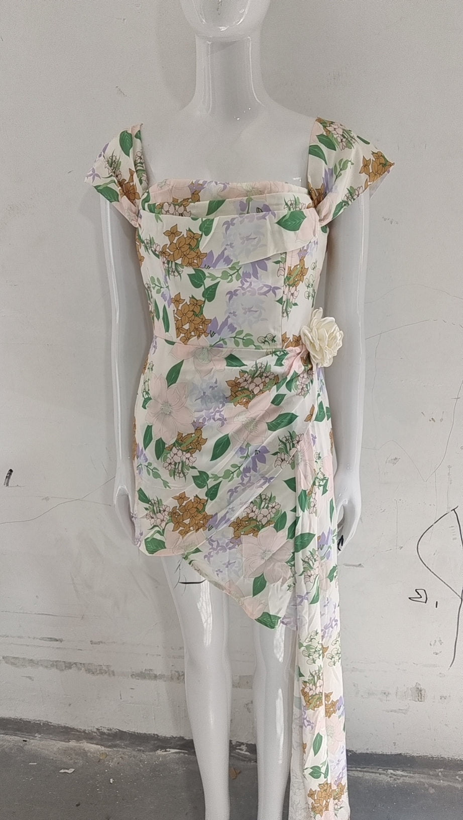 Asymmetrisches Minikleid mit Blumenmuster und schulterfreiem Schnitt