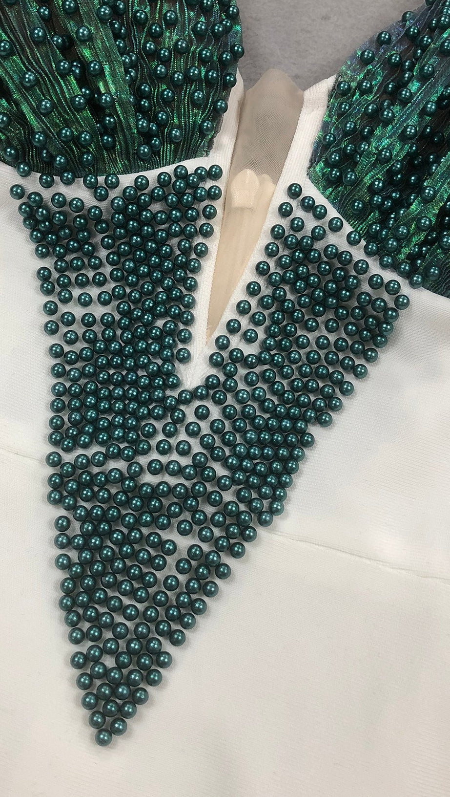 Schulterfreies, figurbetontes Maxikleid mit Perlenverzierung in Grün