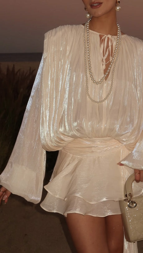 Aprikosenfarbenes, langärmliges Minikleid mit Schleife 