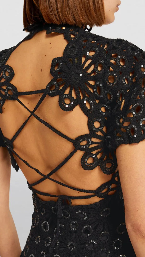 ABITO CORTO IN PIZZO CON COLLO ALTO E TAGLIO NERO TRISTA