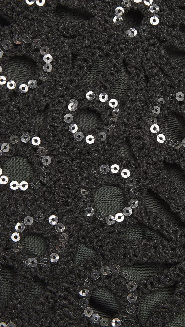 ABITO CORTO IN PIZZO CON COLLO ALTO E TAGLIO NERO TRISTA