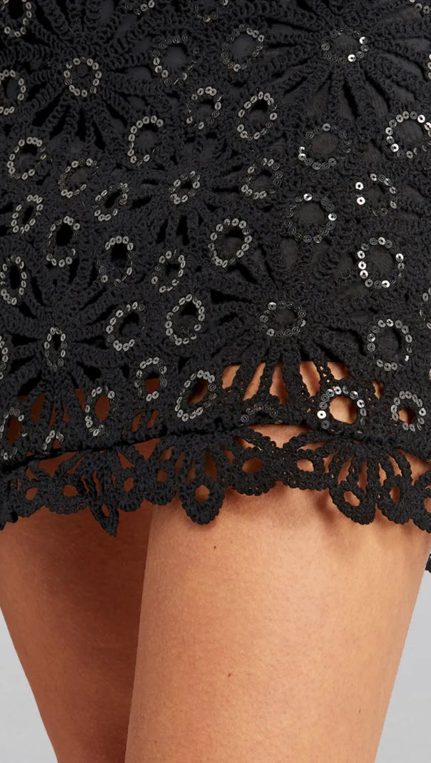 ABITO CORTO IN PIZZO CON COLLO ALTO E TAGLIO NERO TRISTA