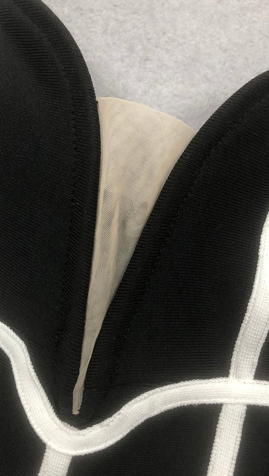 Trägerloses Maxikleid mit Blumenverzierung in Schwarz