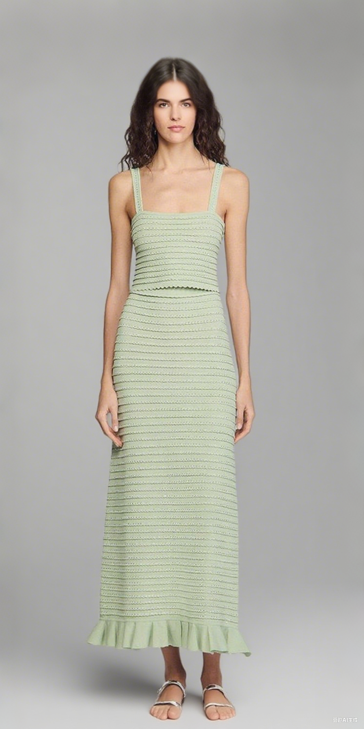 Kurzes Stricktop mit Strassbesatz in Mandelgrün