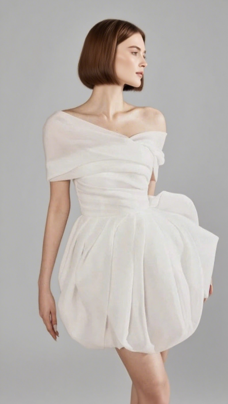 Minikleid mit One-Shoulder-Rüsche in Weiß