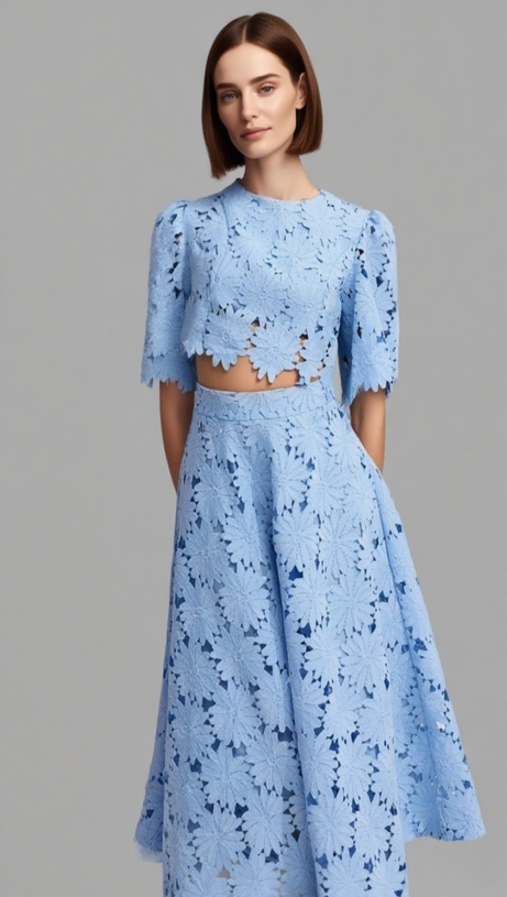 Zweiteiliges Set aus besticktem Spitzenoberteil und Maxirock in Blau