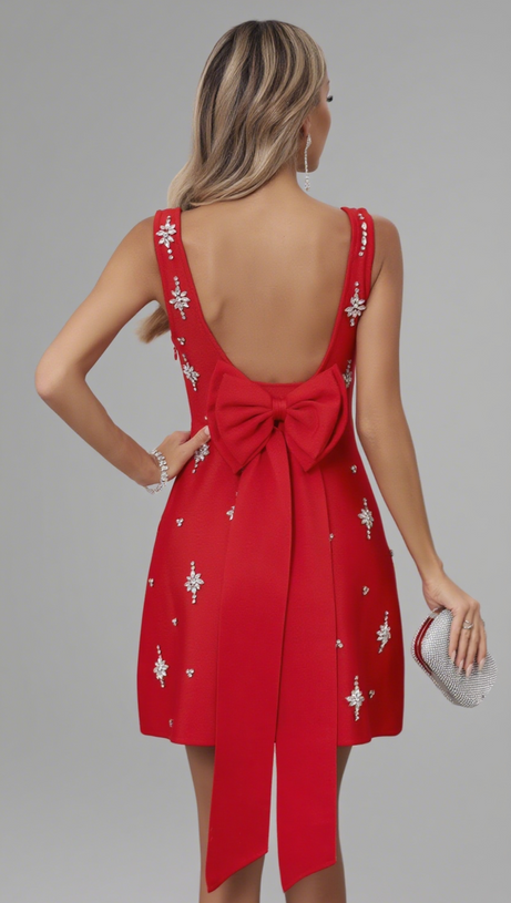 Rotes Minikleid mit quadratischem Ausschnitt und Strassverzierung