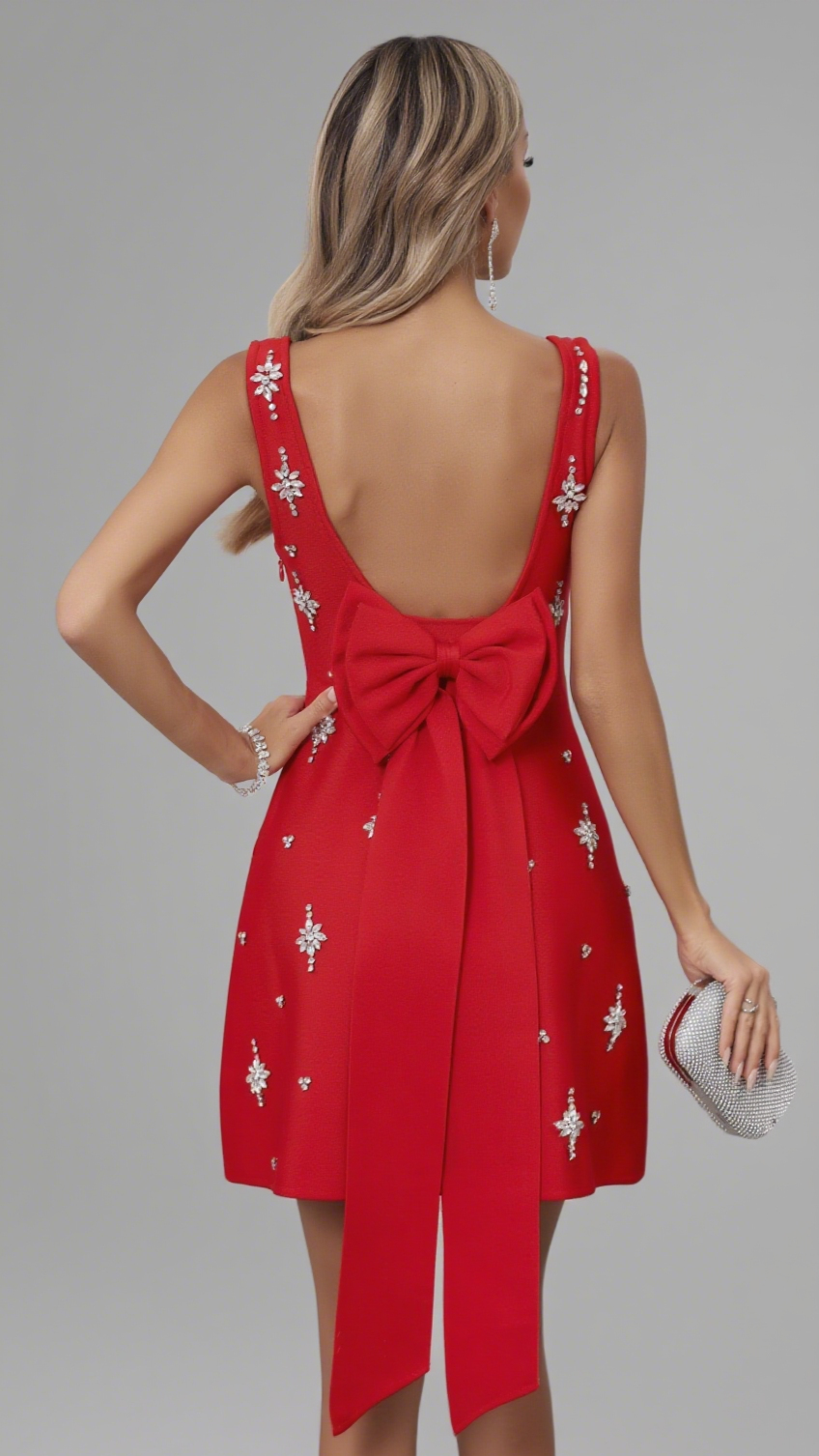 Rotes Minikleid mit quadratischem Ausschnitt und Strassverzierung