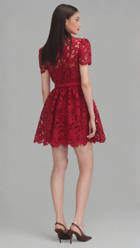 Burgunderrotes Minikleid mit Spitzenkragen