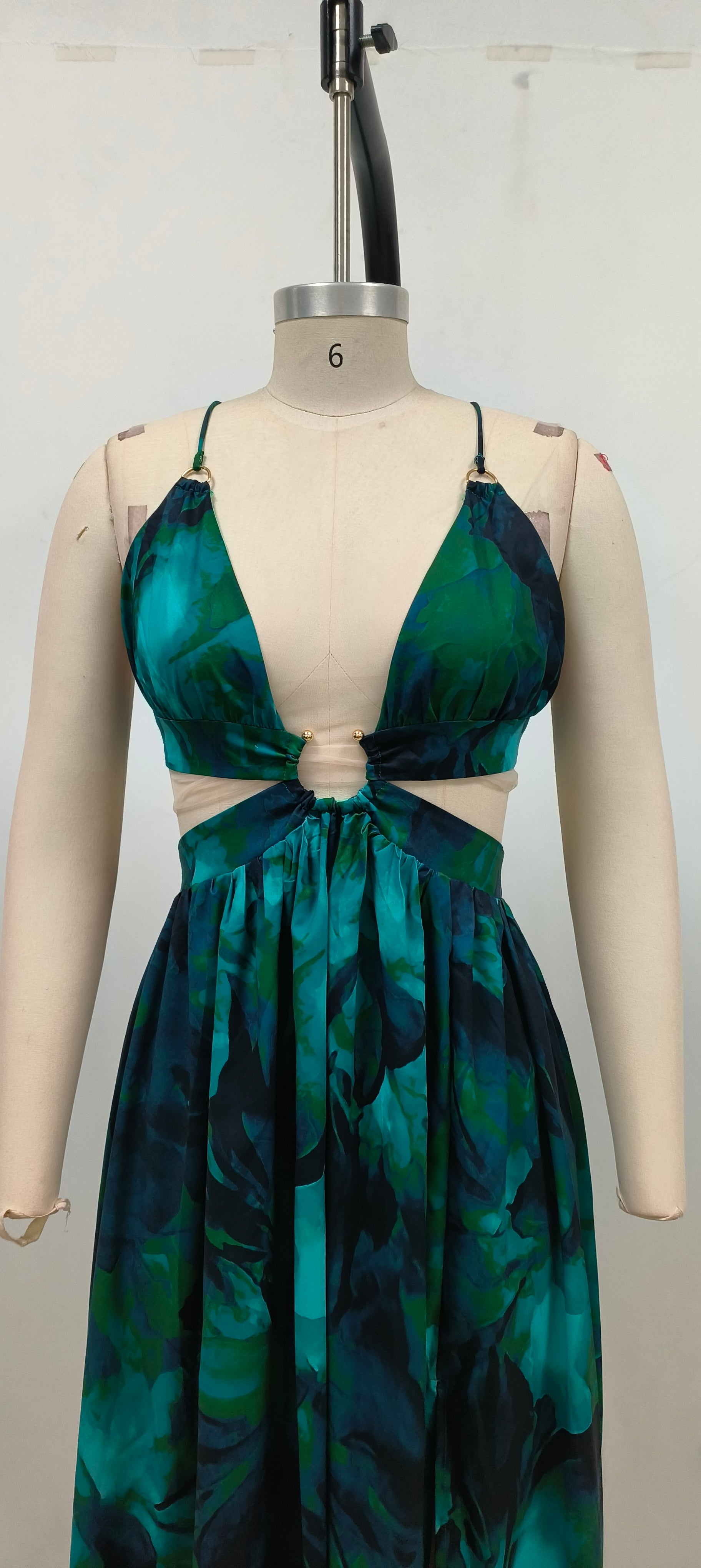 ABITO CON APERTURA SUL PETTO E ABITO MIDI VERDE