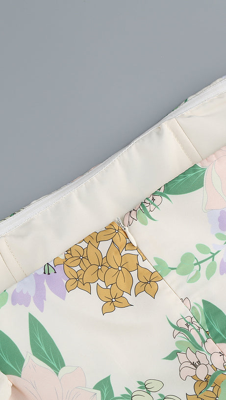 Asymmetrisches Minikleid mit Blumenmuster und schulterfreiem Schnitt