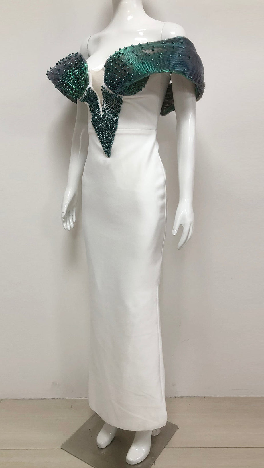 Schulterfreies, figurbetontes Maxikleid mit Perlenverzierung in Grün