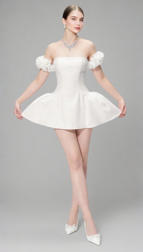 SHERRY FLOWER STRAPLESS PUFFY MINI DRESS IN WHITE
