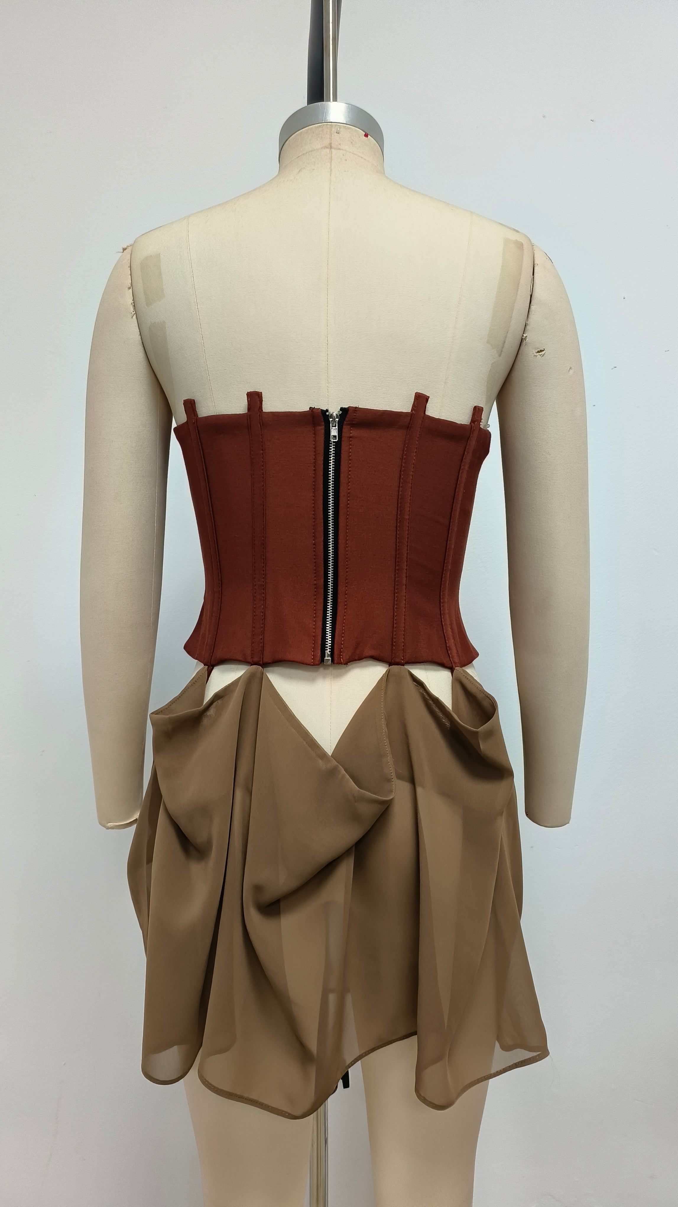 BANDEAU-KLEID MIT BINDERIEMEN IN BRAUN-ROT MIT EINSÄTZEN 