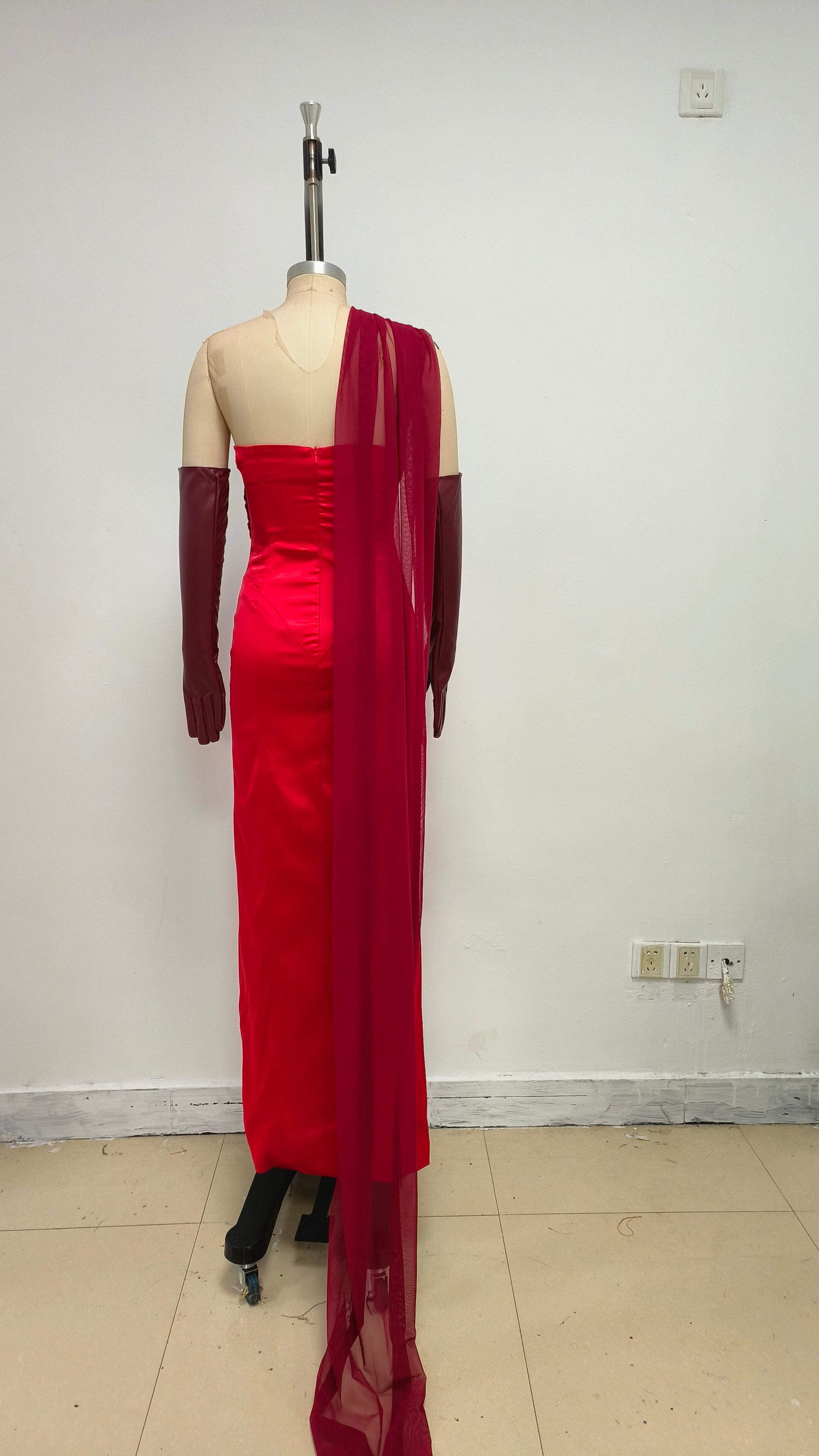 Trägerloses Kleid mit hohem Schlitz und Handschuhen