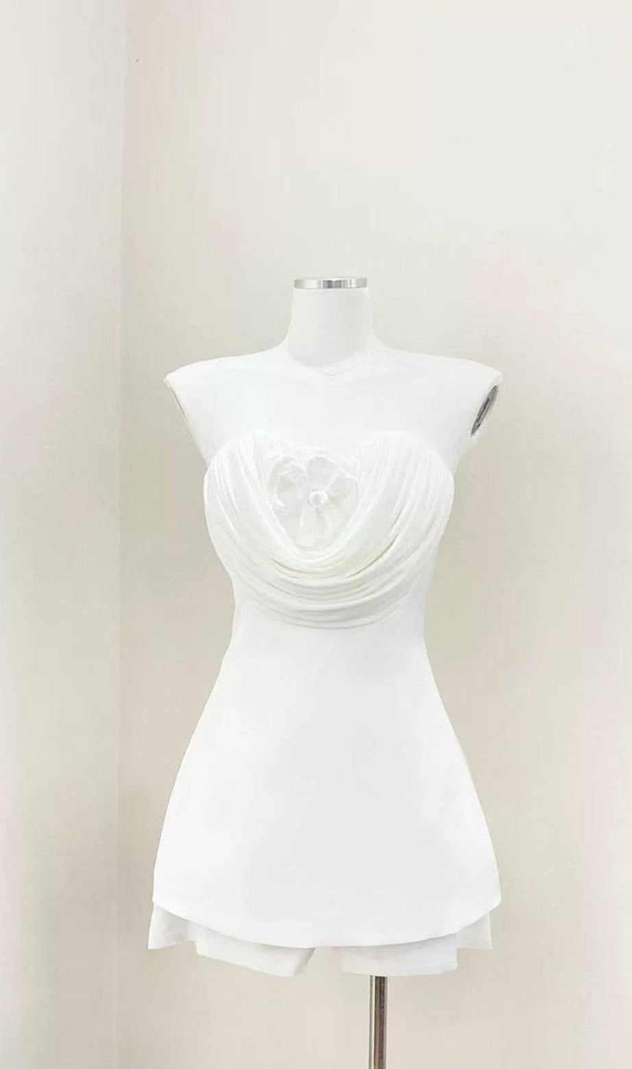 Verna – Trägerloses Minikleid mit Blumenverzierung in Weiß