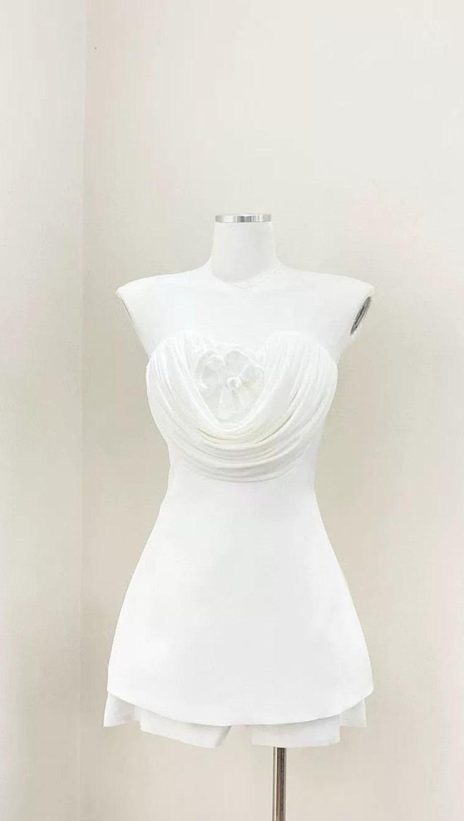 mini abito senza spalline decorato con fiori Verna in bianco