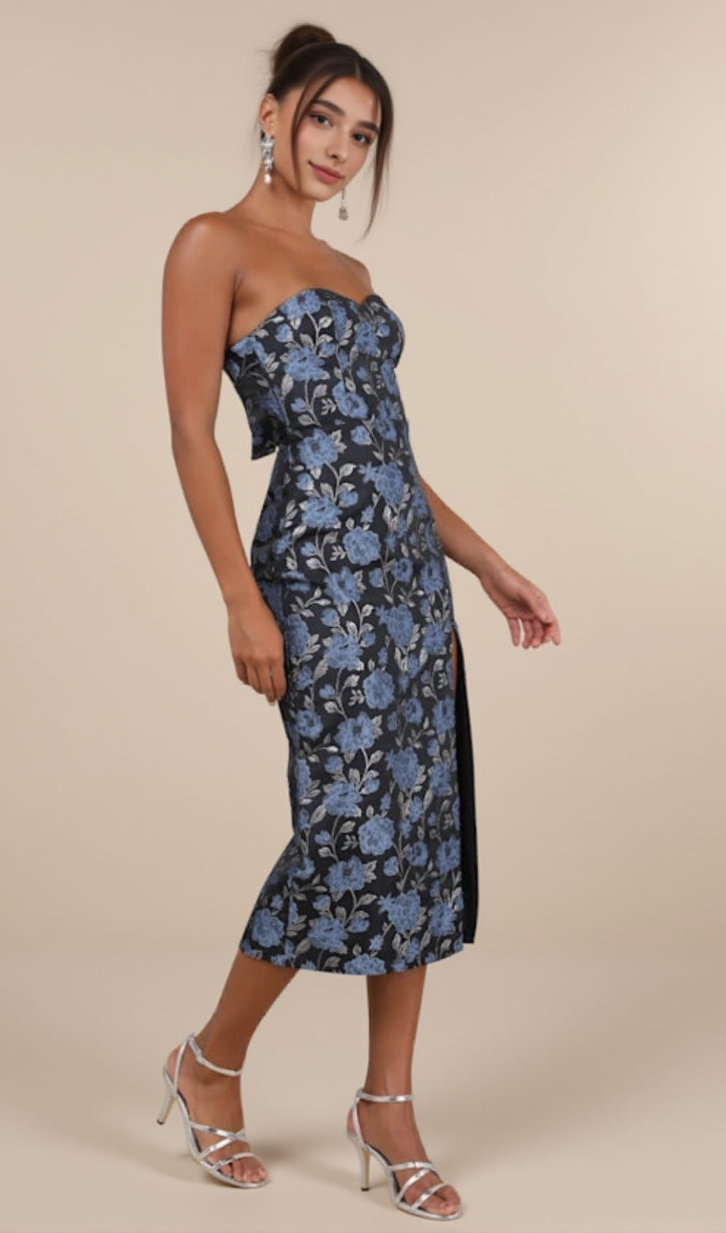 ABITO MIDI CON FIOCCO SENZA SPALLINE IN JACQUARD NERO MULTICOLORE DI BELOVED BELLE