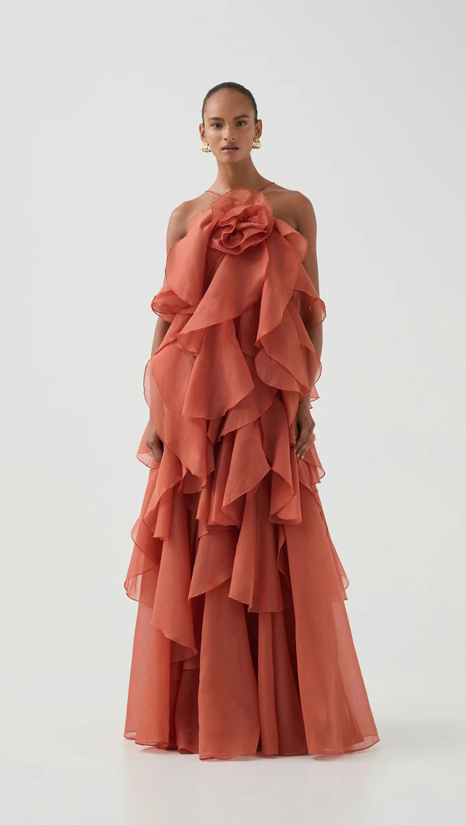 Caysie – Neckholder-Maxikleid mit floralem Rüschenmuster in Orange