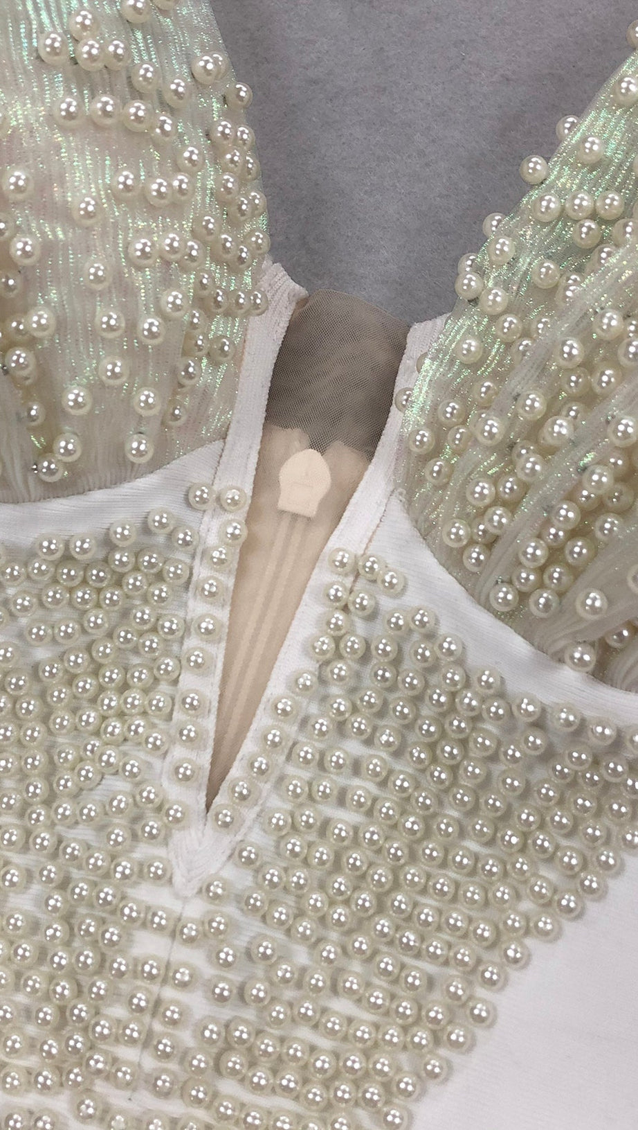 Schulterfreies, figurbetontes Maxikleid mit Perlenverzierung in Weiß