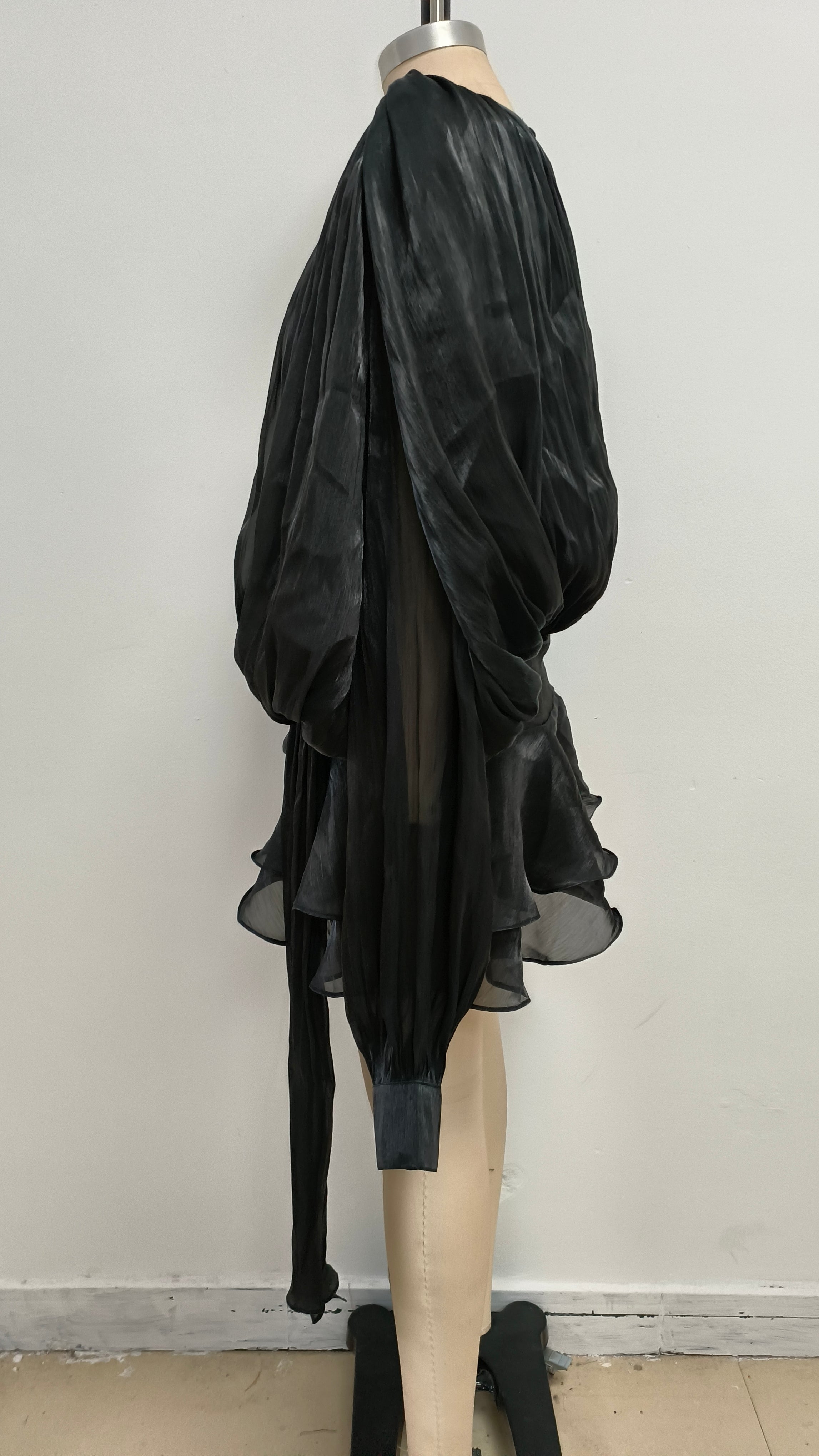 Schwarzes langärmliges Minikleid mit Schleife 