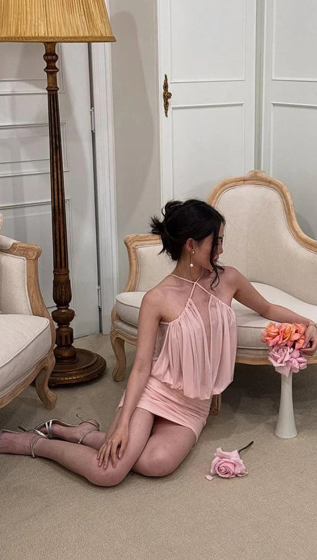 Cheryl – Gerüschtes Neckholder-Minikleid in Pink mit figurbetontem Schnitt