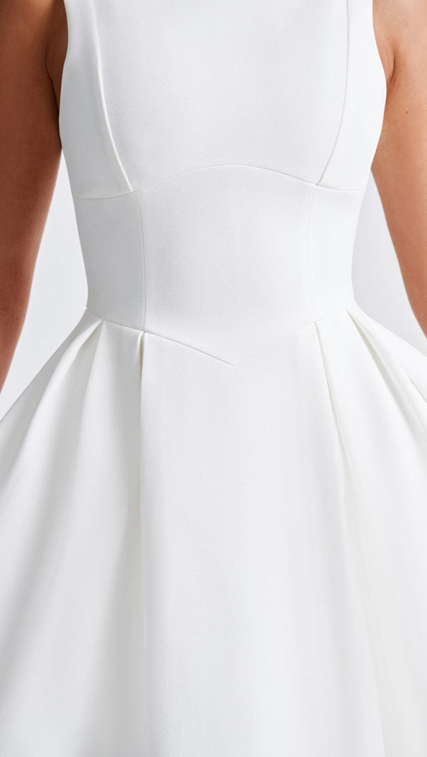 Clarabella – Ärmelloses Midikleid in Weiß
