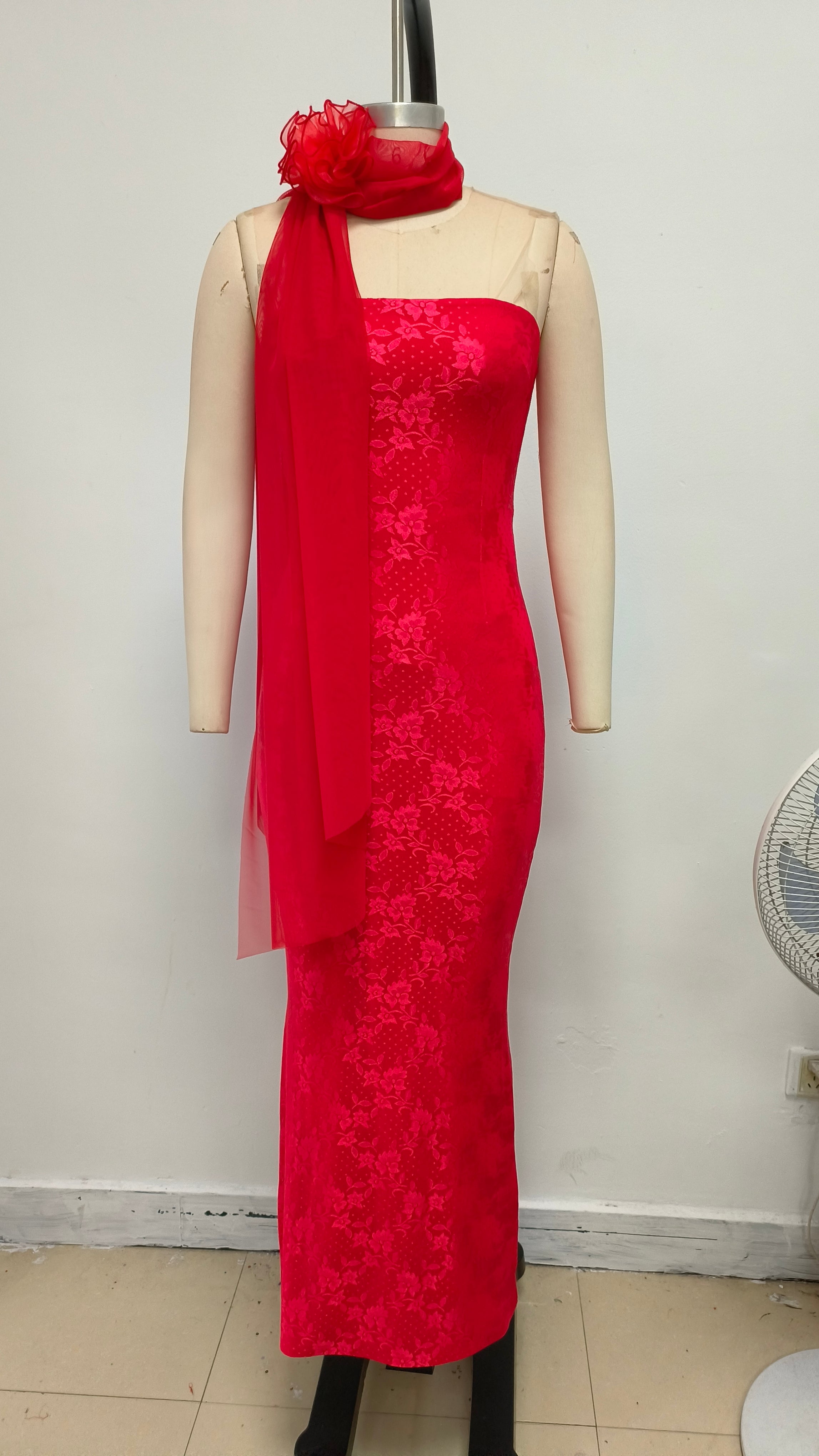 Rotes trägerloses Maxikleid