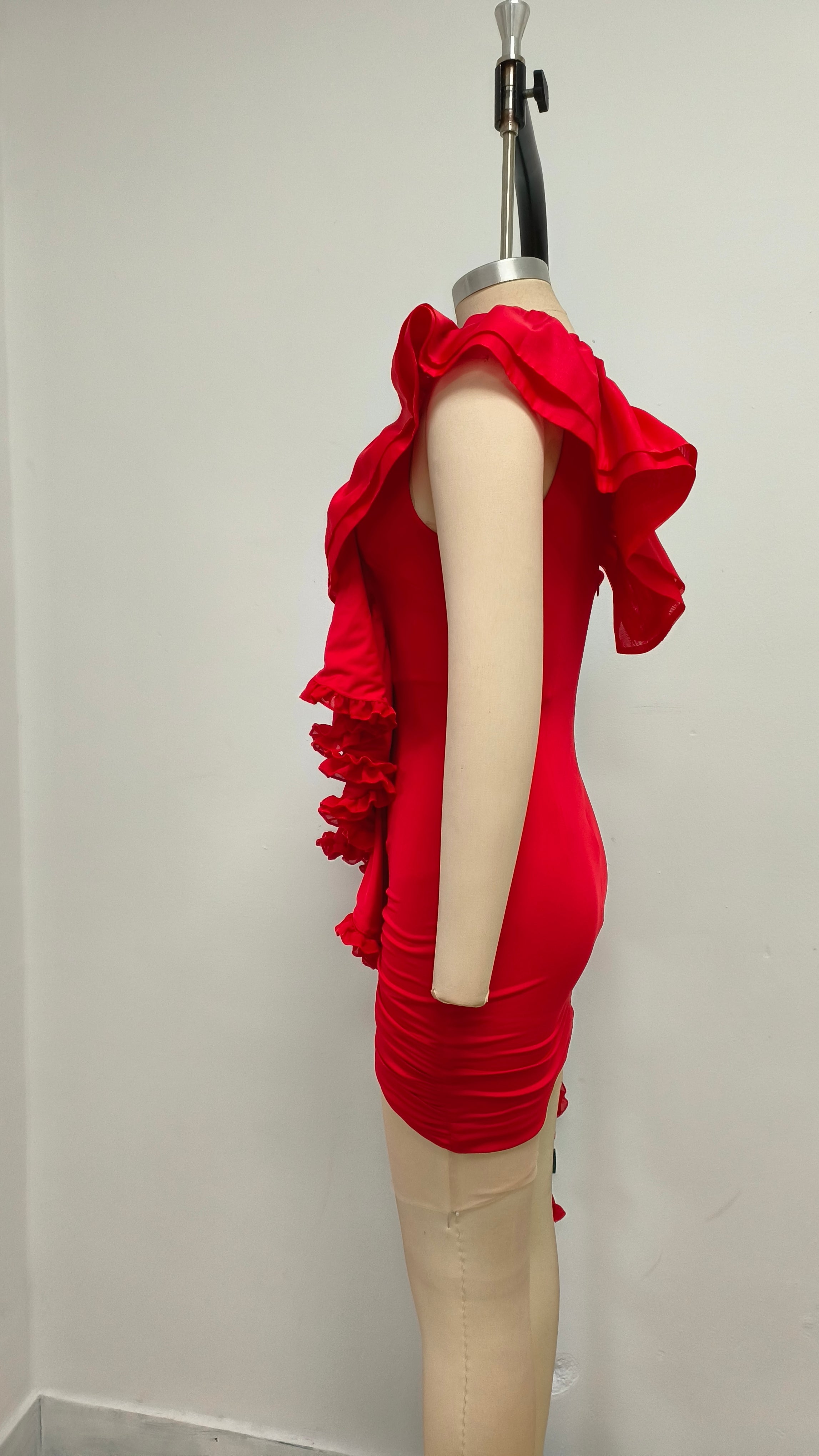 Rotes One-Shoulder-Kleid mit Schleife