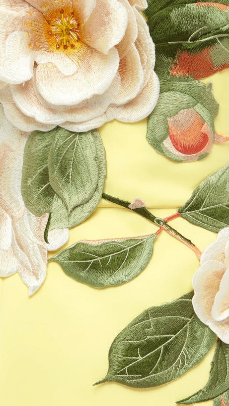 Suzanne – Bustier-Minikleid mit Blumenapplikation in Gelb