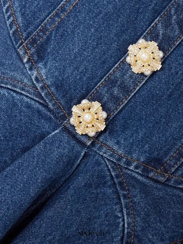 Ärmelloses Mini-Jeanskleid mit Blumenknöpfen in Blau