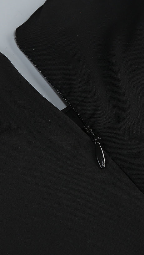 Funkelndes, figurbetontes Party-Minikleid mit Rundhalsausschnitt und drapiertem Bandage-Ausschnitt und Kristallen