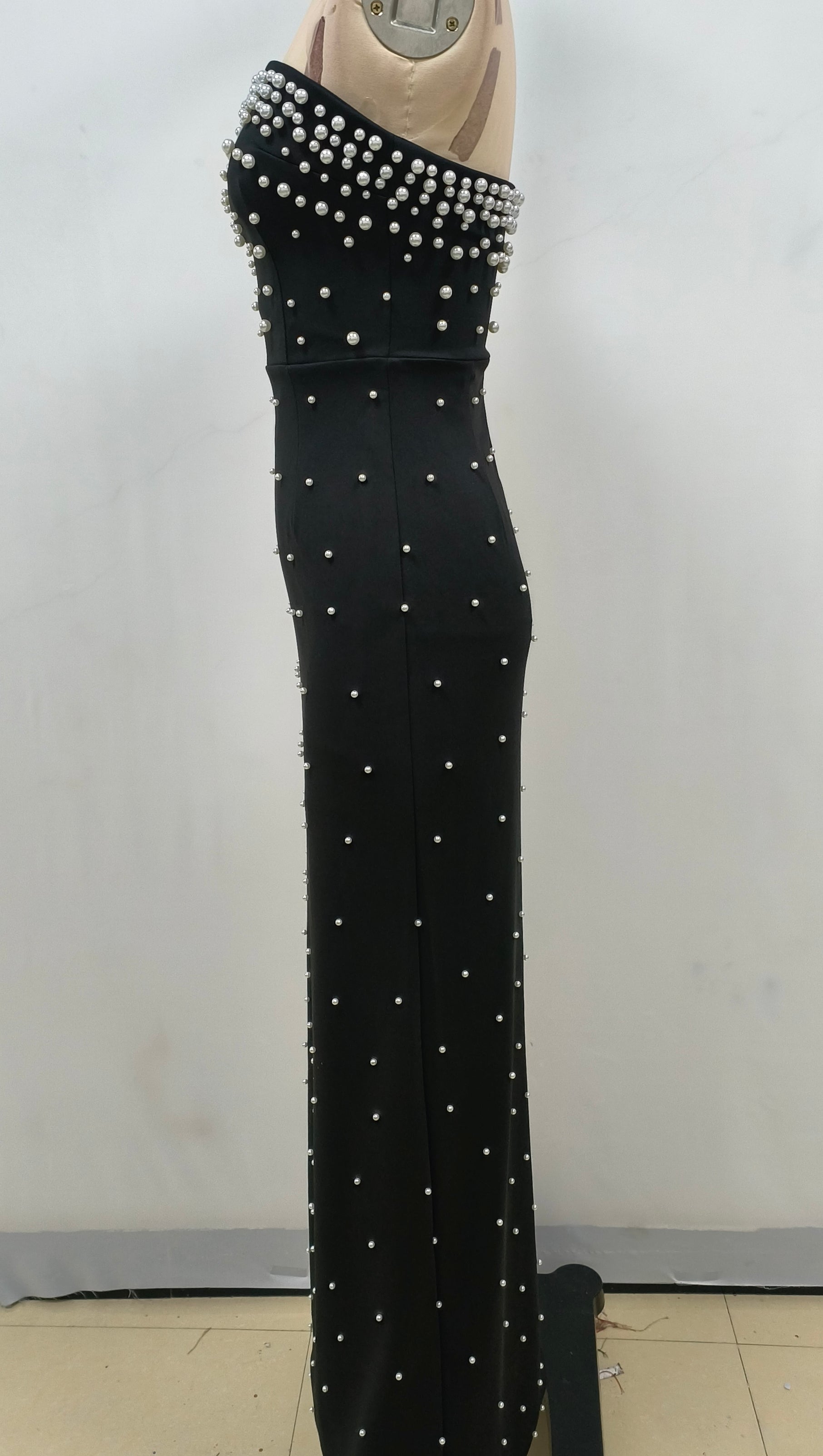Trägerloses Maxikleid mit Perlen in Schwarz 