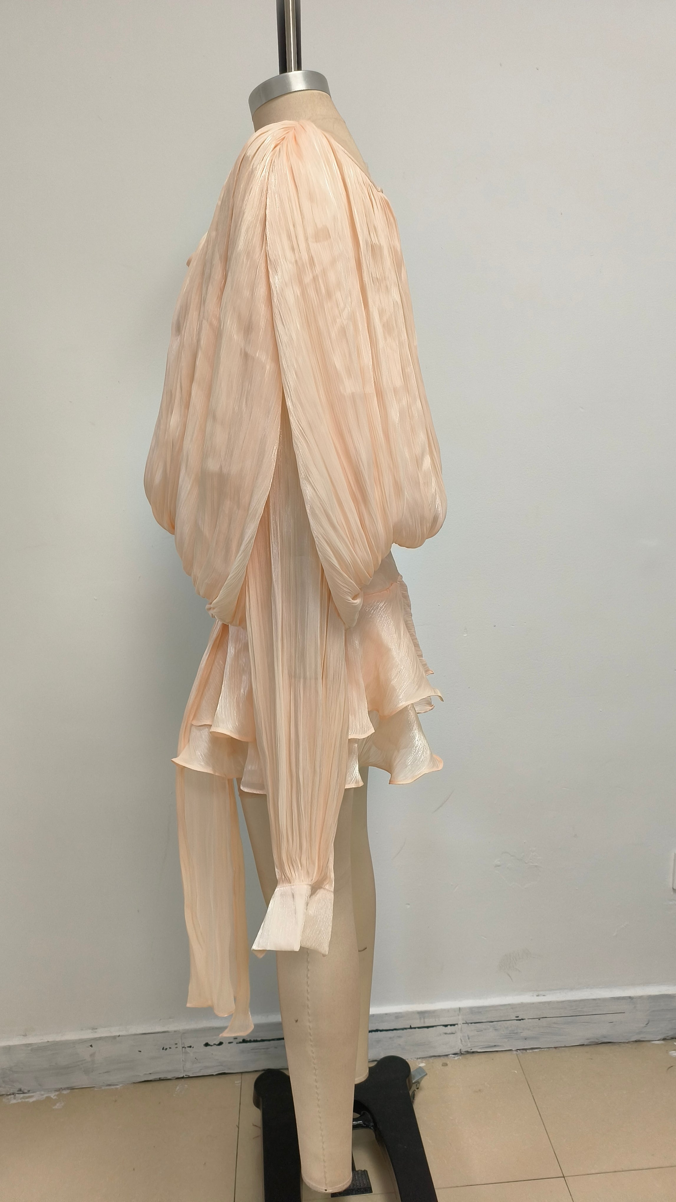 Aprikosenfarbenes, langärmliges Minikleid mit Schleife 