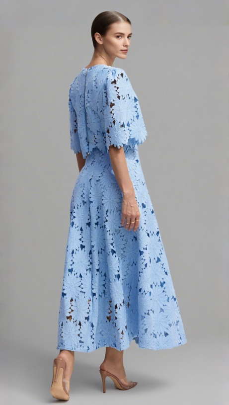 Zweiteiliges Set aus besticktem Spitzenoberteil und Maxirock in Blau