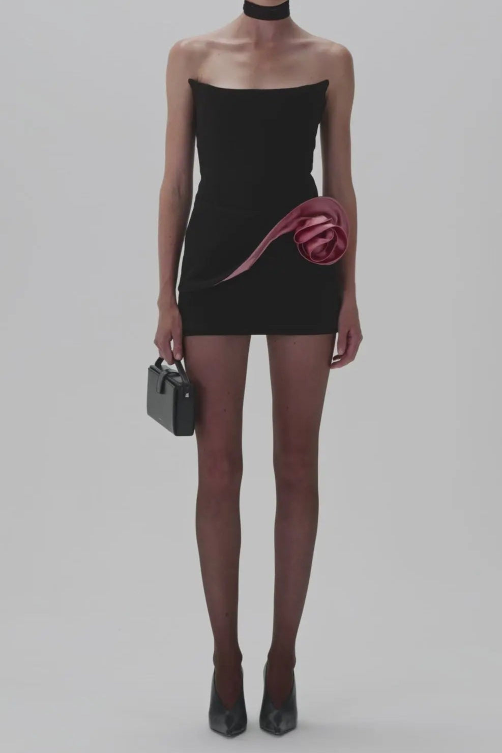 DARLENE STRAPLESS FLORAL MINI DRESS IN BLACK