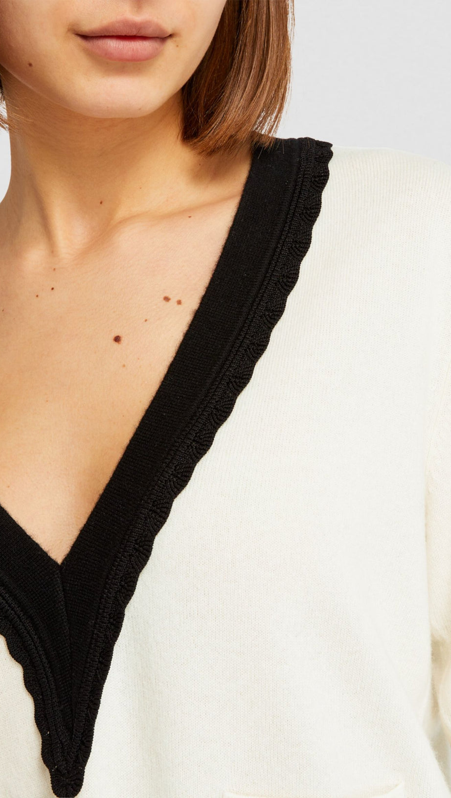 CONTRAST TRIM SWEATER