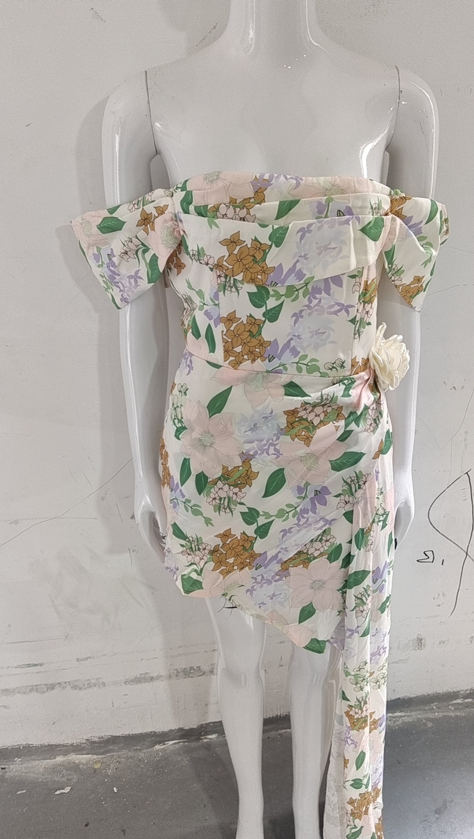 Asymmetrisches Minikleid mit Blumenmuster und schulterfreiem Schnitt