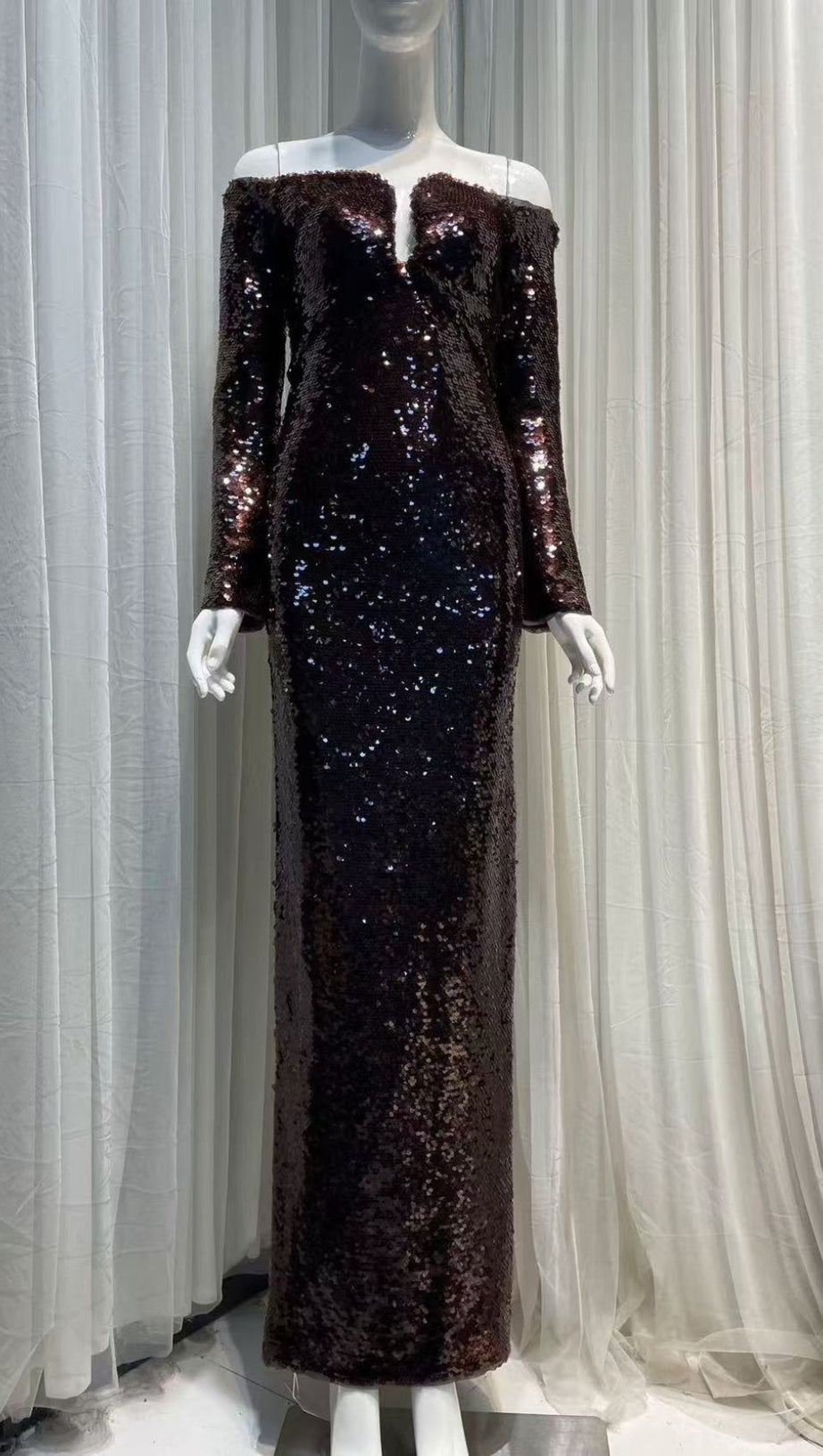 ABITO LUNGO CON PAILLETTES A MANICHE LUNGHE, MARRONE